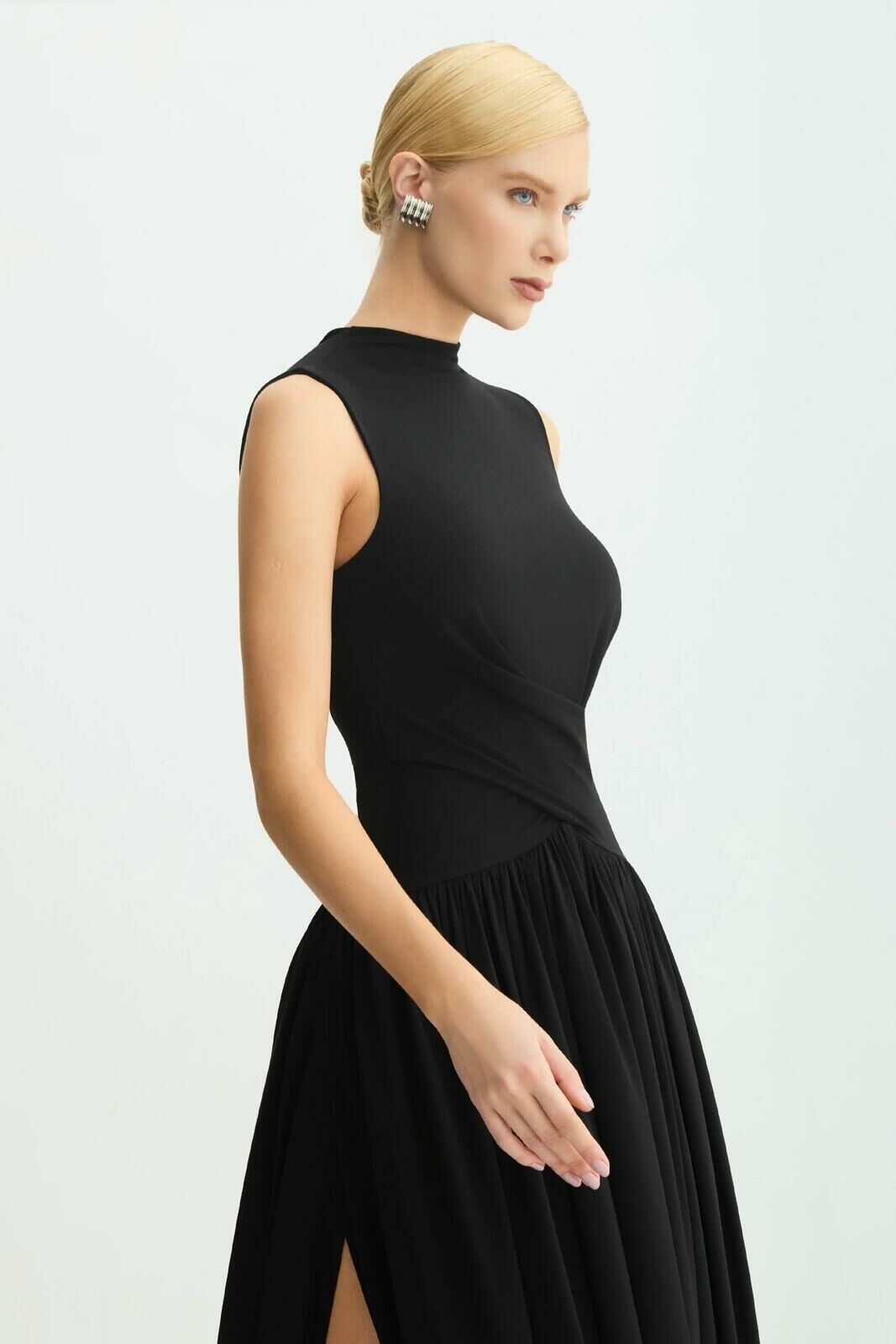 Imagem de Vestido Mídi Saia Balonê Com Transpasse e Abertura Preto Zen